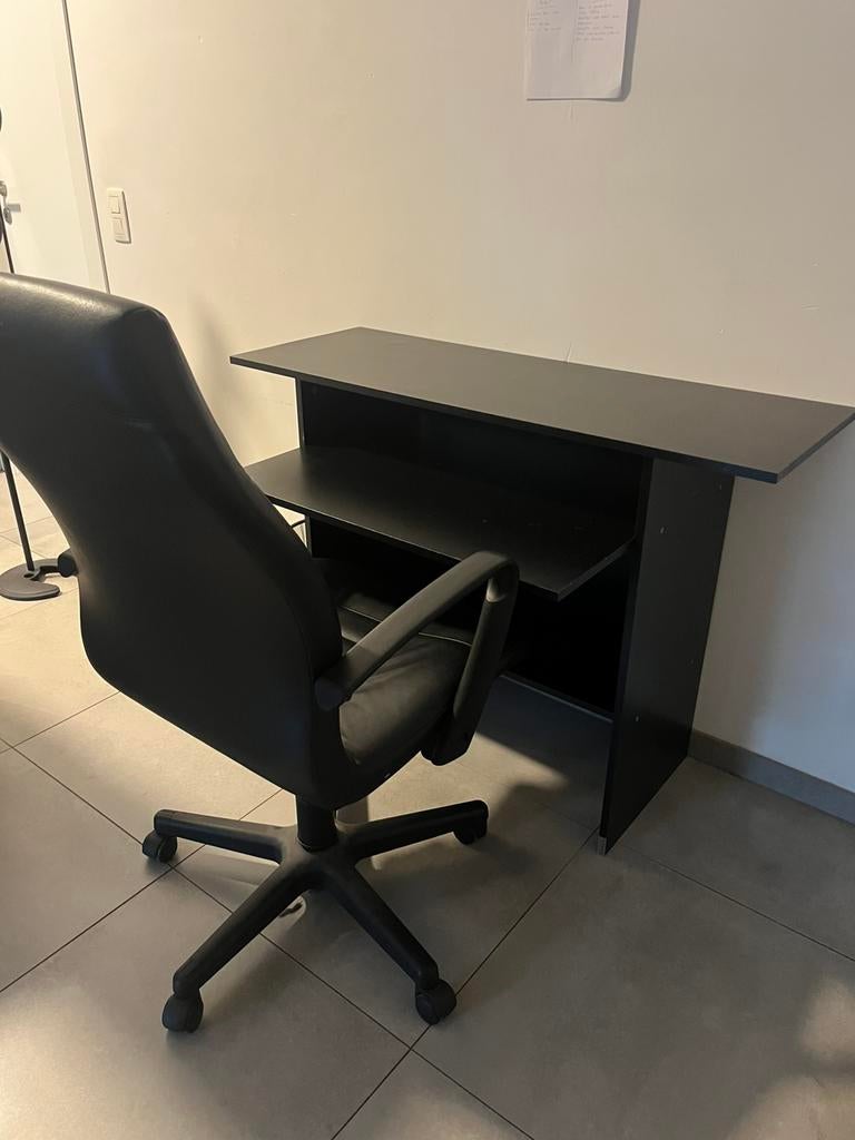 Bureau + bureaustoel, Ophalen, Zo goed als nieuw