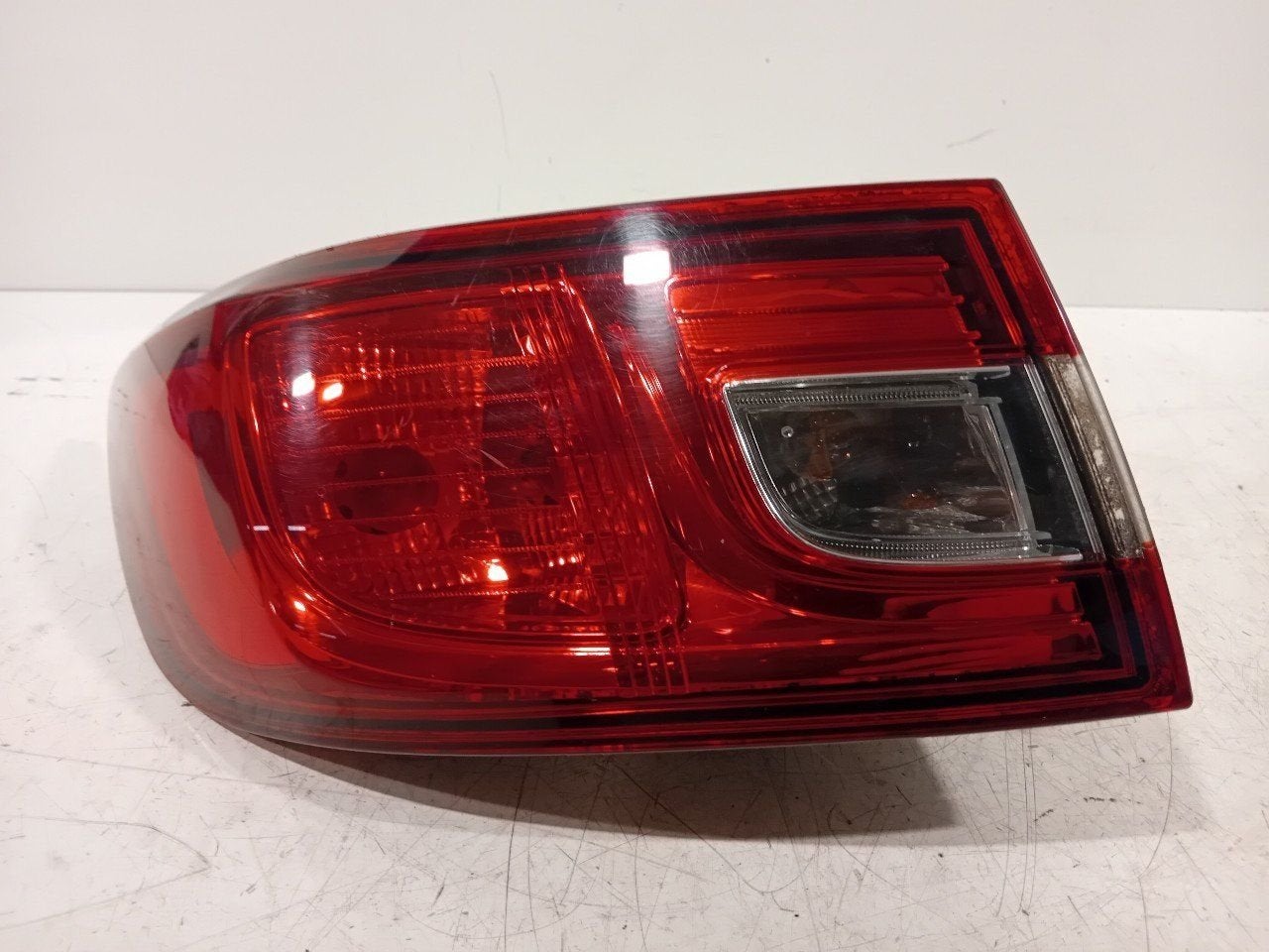 Achterlicht links buiten Renault Clio, Onderdelen@venauto.nl, Van der Ven Autorecycling B.V., Gebruikt, Ettenseweg 76, 4706 PB Roosendaal, The Netherlands