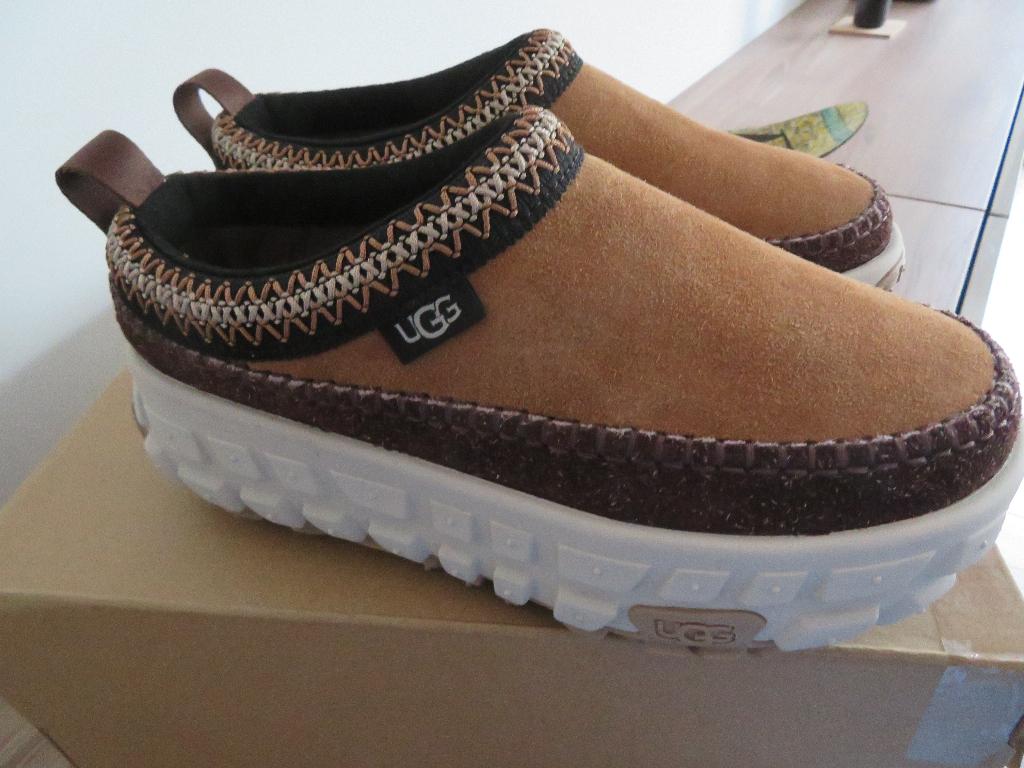 UGG Tasman Style slippers maat 39,5, Kleding | Dames, Slippers, Bruin, Nieuw, Ophalen of Verzenden