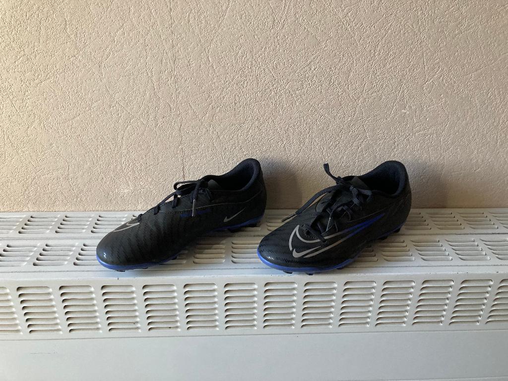 Zwart met blauwe voetbalschoenen, Phantom, maat 37.5, Sportschoenen, Ophalen of Verzenden, Zo goed als nieuw, Phantom