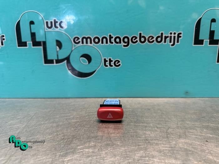 Commutateur éclairage d'urgence d'un Suzuki Ignis (Ignis J., -, 3 mois de garantie, Utilisé, -