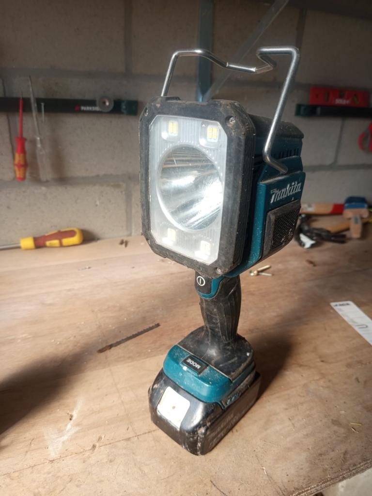 Makita, Enlèvement, Lampe
