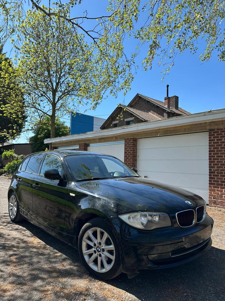 BMW Serie 1 2011 Schoon, Euro 5, 1 Reeks, Zwart, Bedrijf