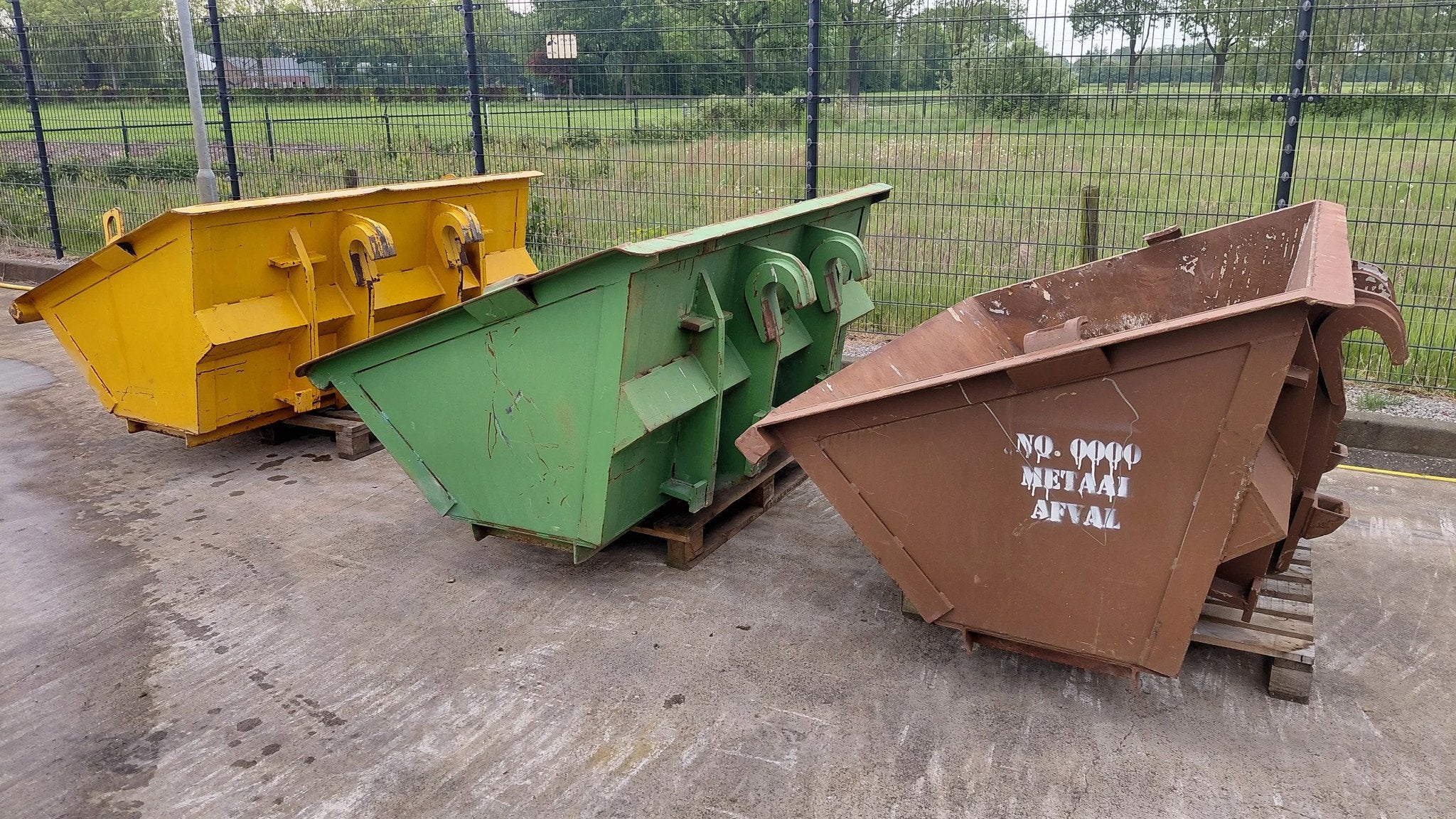 Caterpillar system 2000 skips / 3 units available / 2m wide