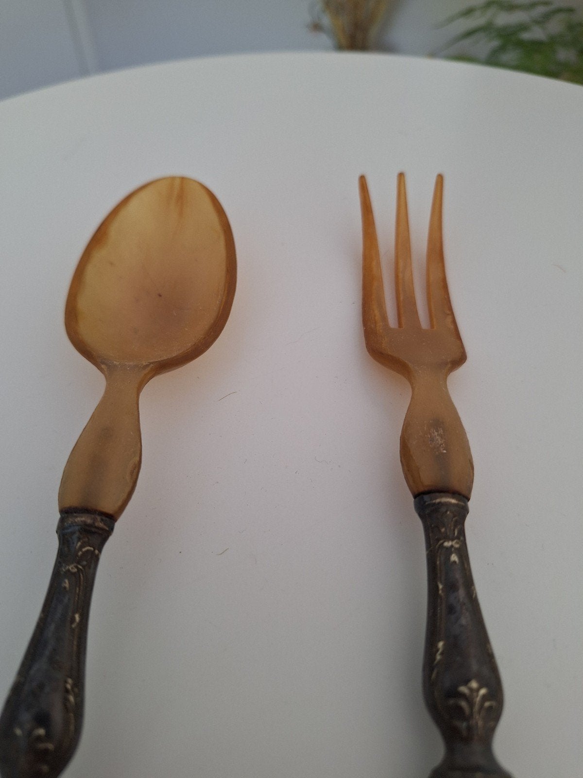 Cuillère et fourchette en os avec pied en métal argenté., Enlèvement