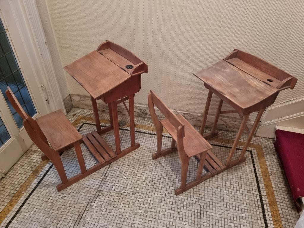 Anciens petits bureaux enfants en bois bon état