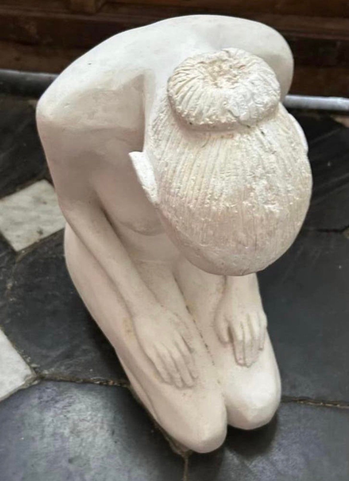 Gesigneerde vrouwensculpturen, Ophalen