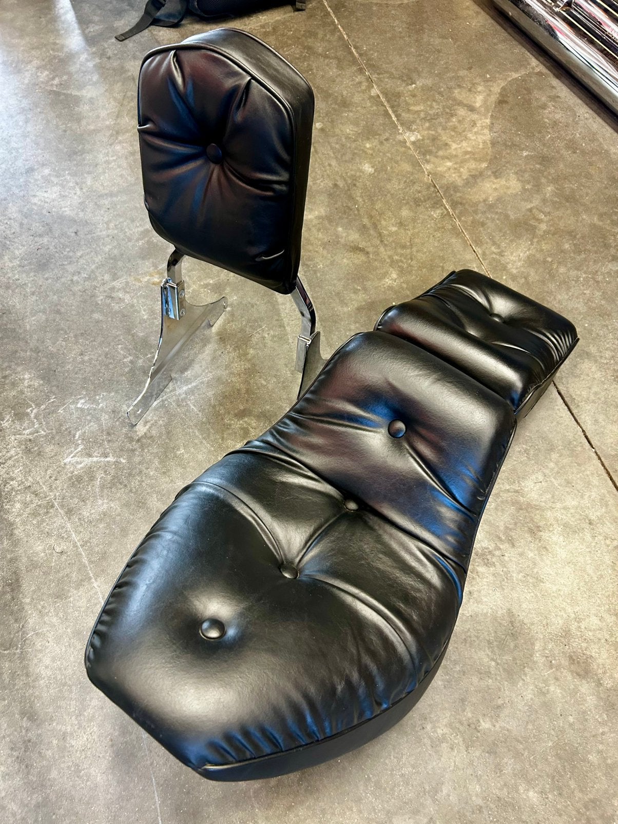 OEM Duo zadel + sissybar, Motoren, Ophalen of Verzenden
