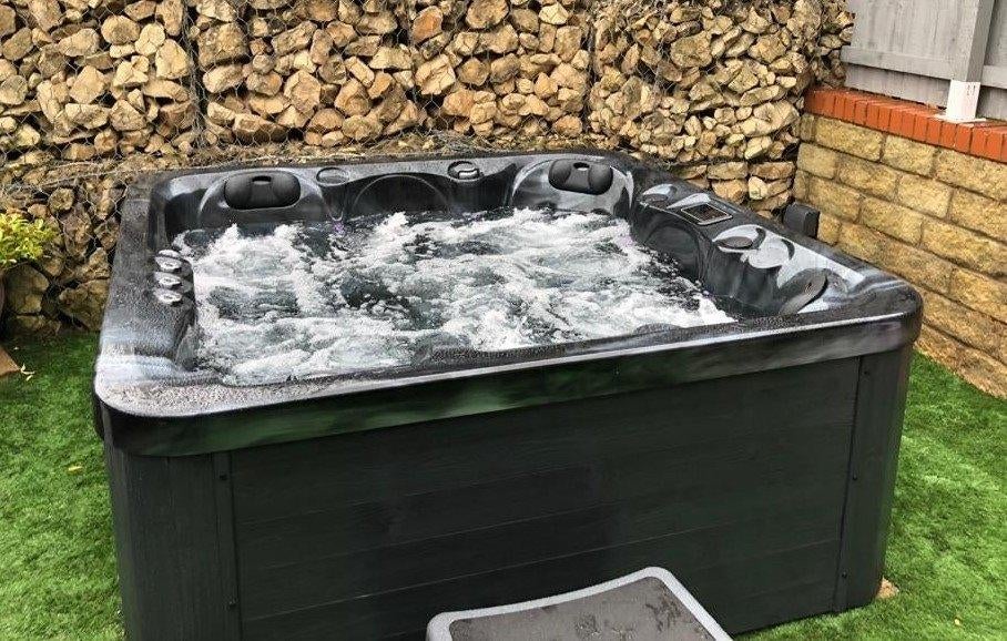 Nieuwe 4-Persoons jacuzzi geleverd en geïnstalleerd, Ophalen, Nieuw, Veranda