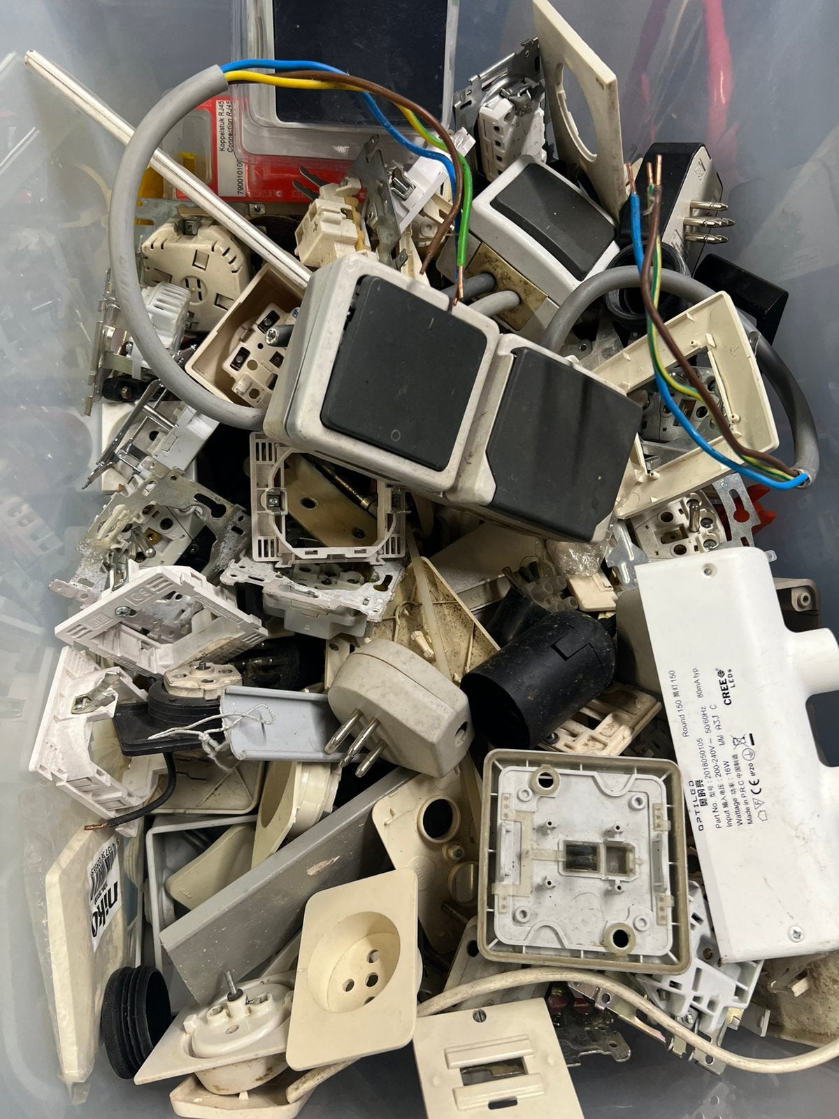 Boîte complète de toutes sortes de prises, Enlèvement, Utilisé