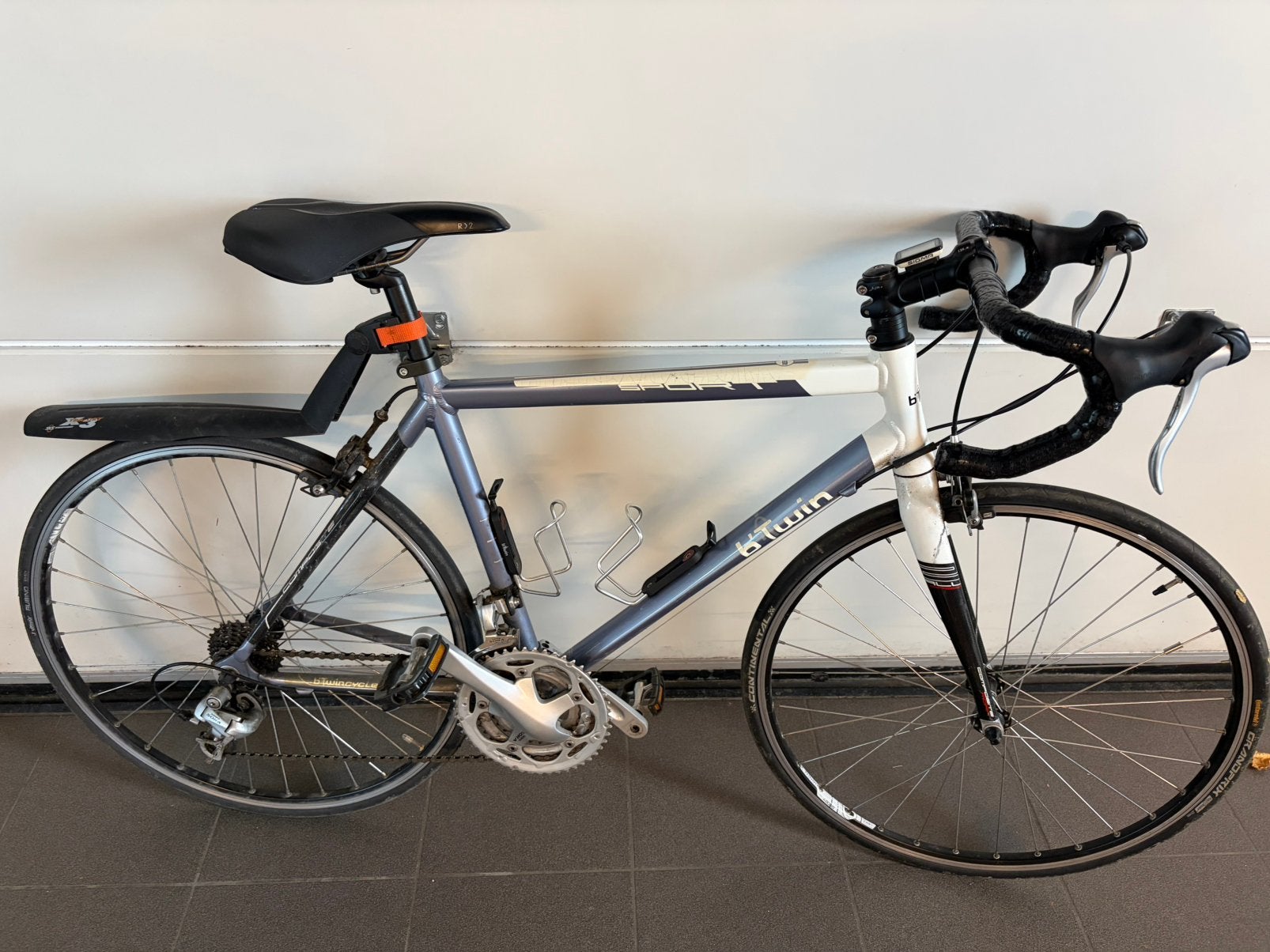 Lichtblauw witte koersfiets van b’Twin maat 32, Gebruikt, 10 tot 15 versnellingen, Overige maten, Schijfrem