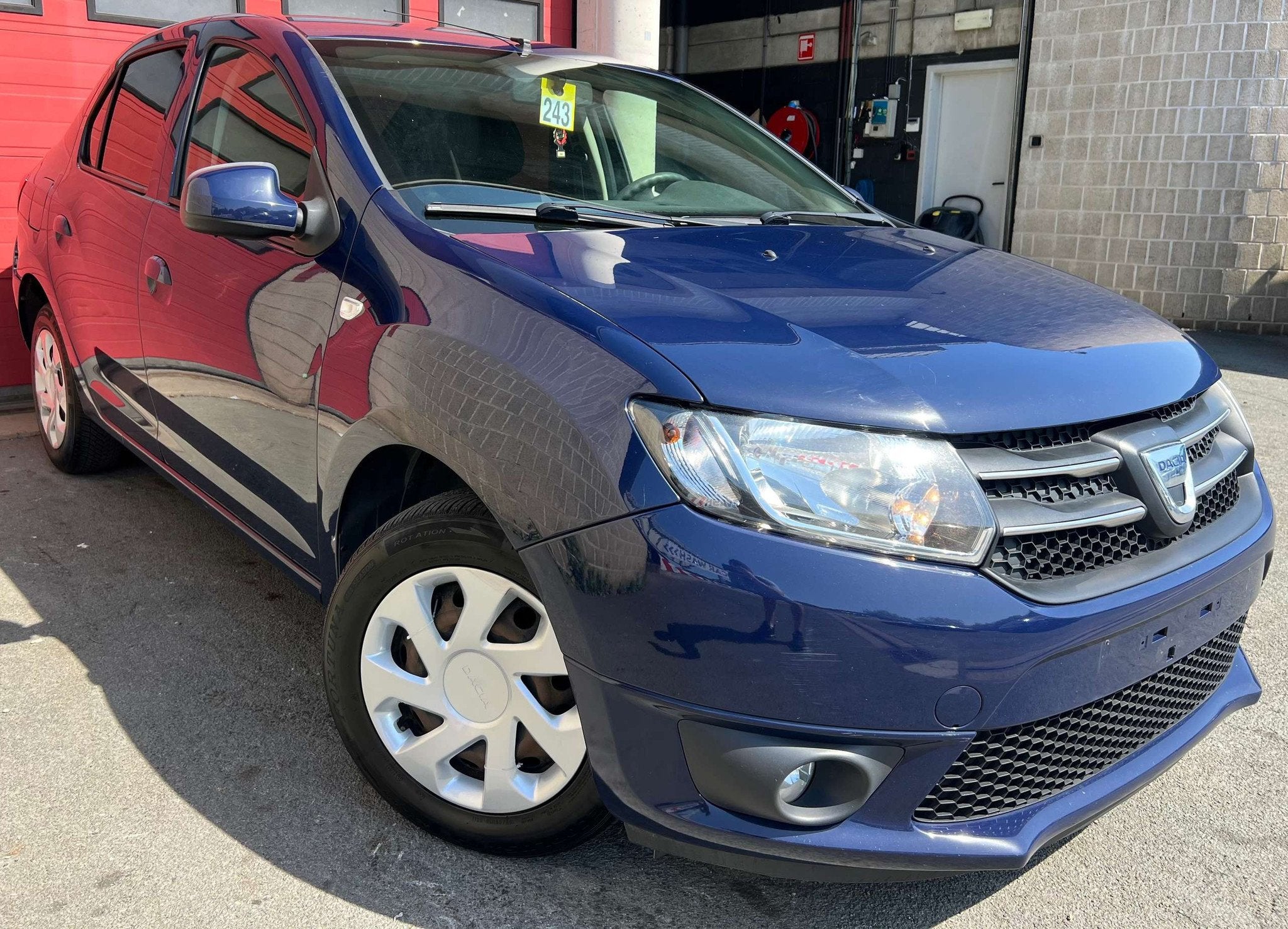 Dacia Logan 1.2i Ambiance + CLIM + CAR-PASS (bj 2013), Auto's, Zwart, 4 cilinders, Logan, Bedrijf