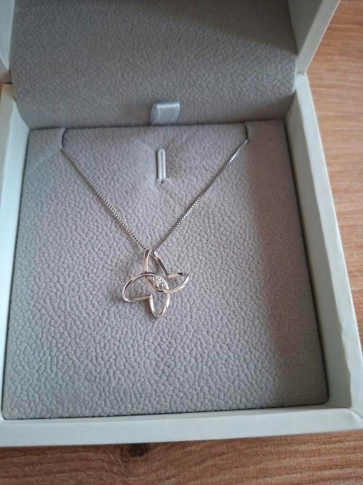 Collier Papillon-Or blanc 9carats-Diamant+cert. authenticité, Enlèvement ou Envoi, Comme neuf, Or, Blanc