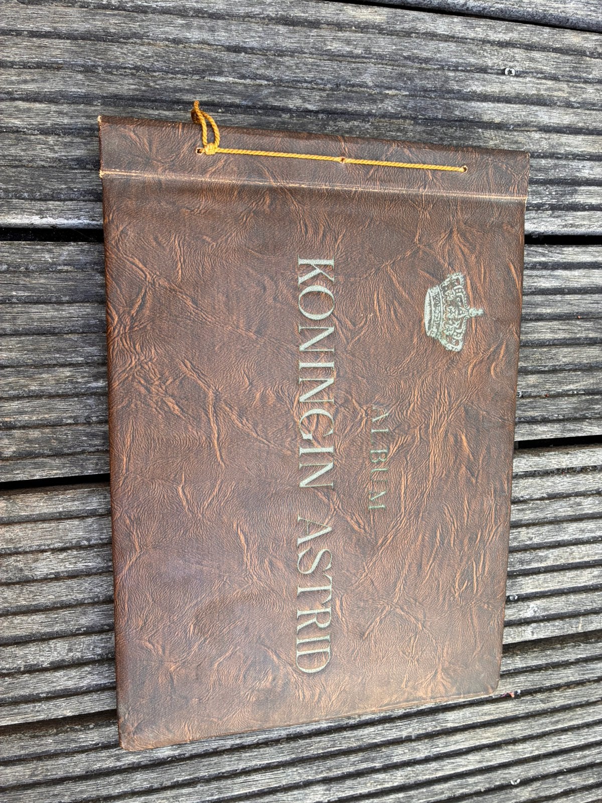 Album koningin Astrid, Ophalen