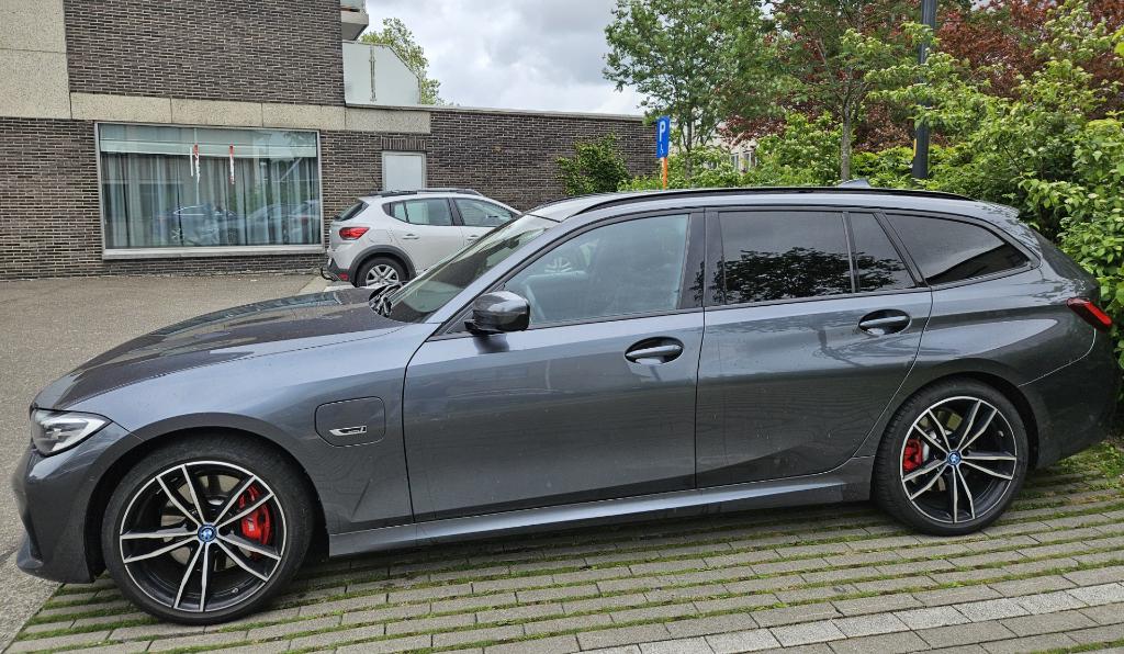 BMW 320e M-sport pro, shadowline, 19' velgen, trekhaak, Auto's, BMW, Particulier, 3 Reeks, 360° camera, ABS, Achteruitrijcamera