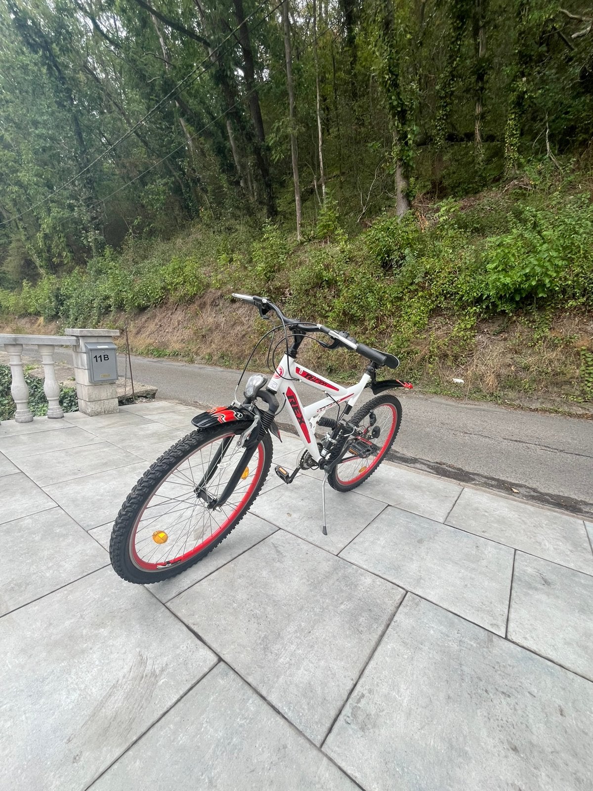 Velo blanc et rouge pour ado, Vitesses, Enlèvement, Utilisé, Frein sur jante