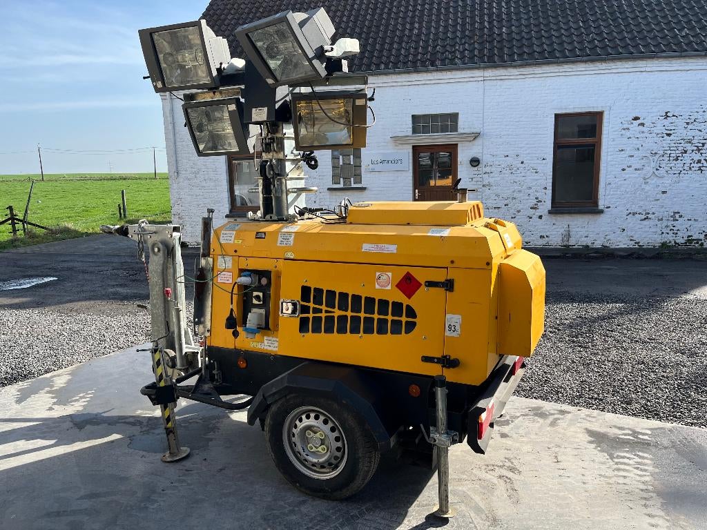 TOUR D ECLAIRAGE ET GROUPE GENERAC TOWER LIGHT VT1, Articles professionnels, Machines & Construction | Grues & Excavatrices, Enlèvement