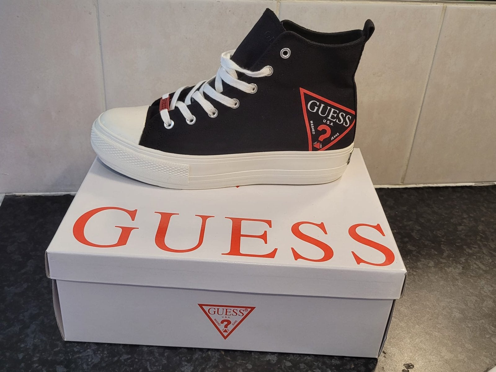 Baskets montantes GUESS taille 39 neuves ., Neuf, Sneakers et Baskets, Enlèvement, Noir