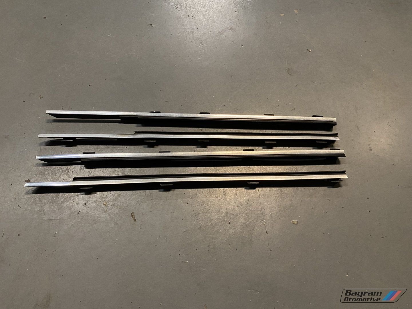 Bmw E30 sedan raamlijst rubber chroom binnen 3-serie deur, -, -, -
