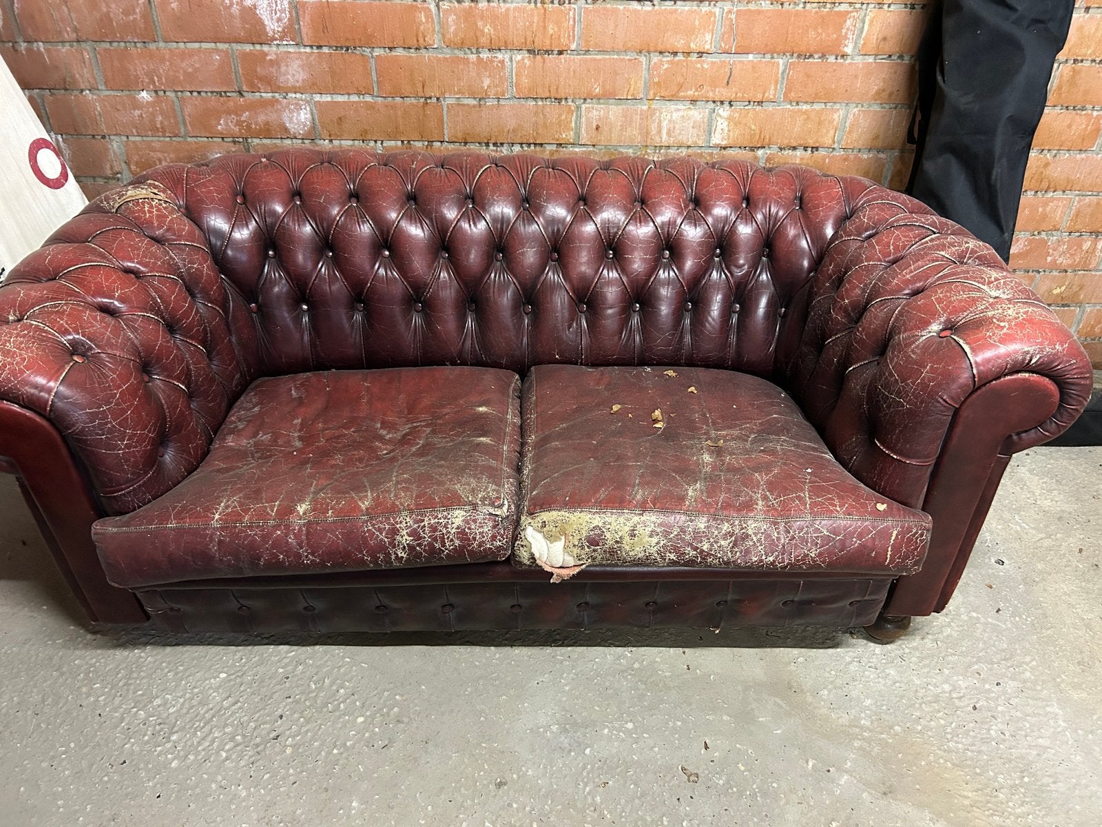 Chesterfield tweezit bruin - te restaureren, Huis en Inrichting, Ophalen, Gebruikt, Tweepersoons, Rechte bank