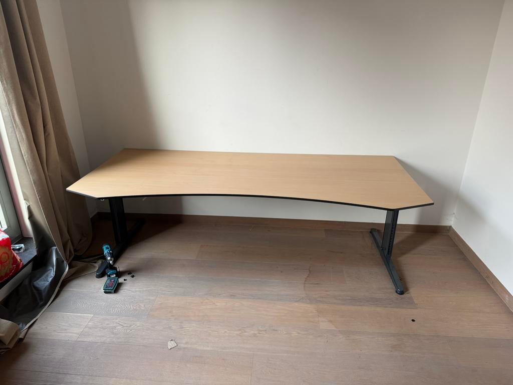 Te koop: Zeer stevig en ruim bureau ergonomisch, Ophalen, In hoogte verstelbaar, Zo goed als nieuw