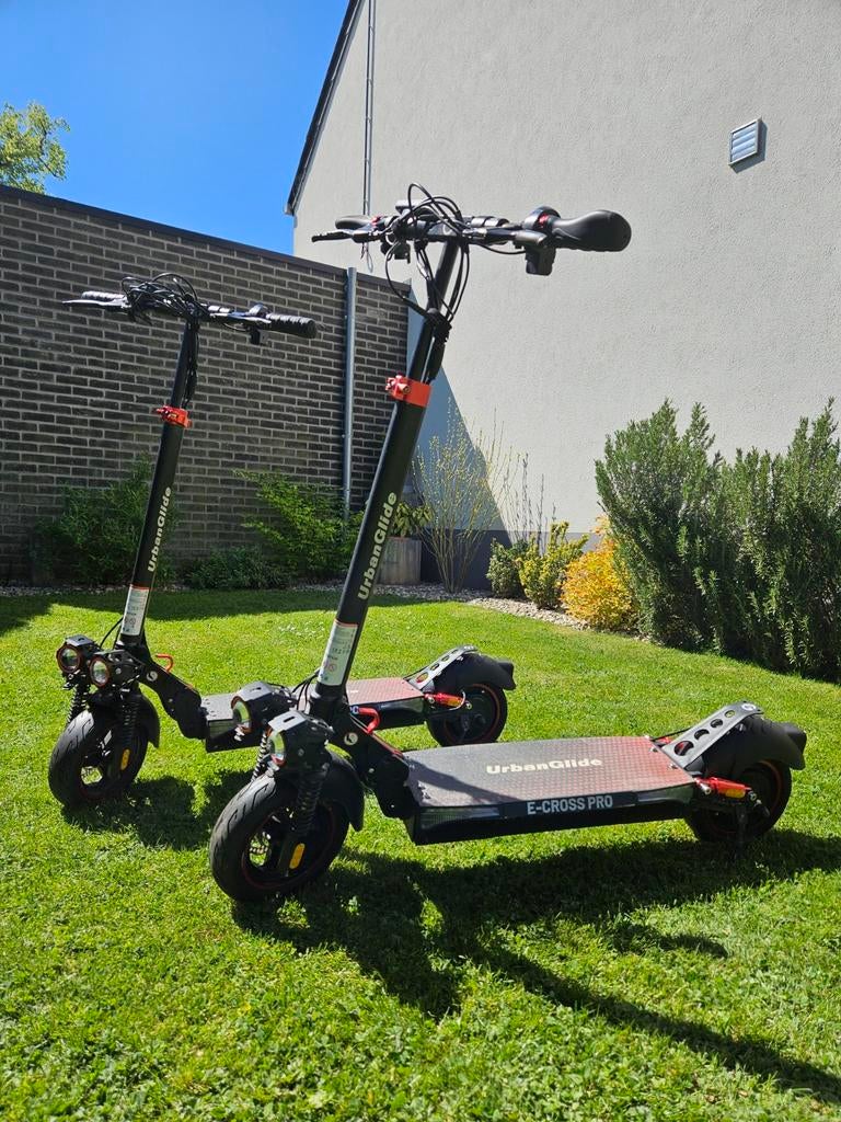 Deux trottinettes électriques E-Cross Pro