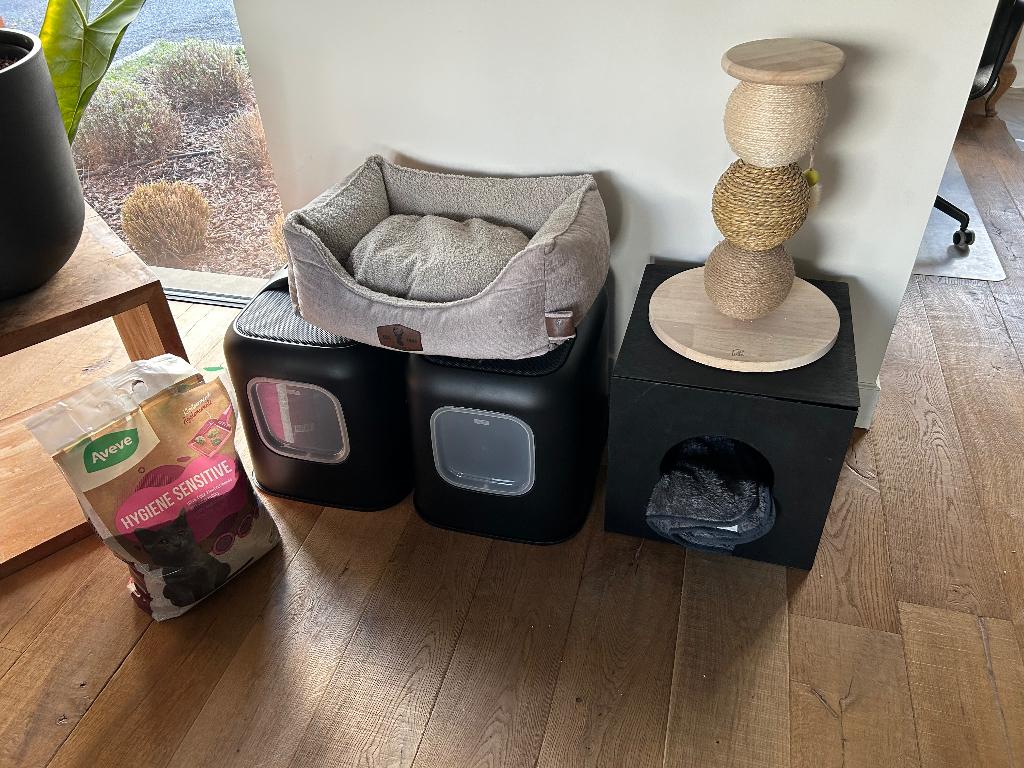 Kattenbak en mandje & huisje + krappaal + dekentjes, Animaux & Accessoires, Paniers pour chats, Comme neuf, Autre, Enlèvement