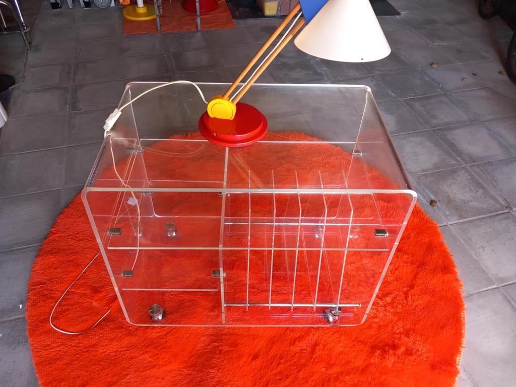 Meuble en plexiglas