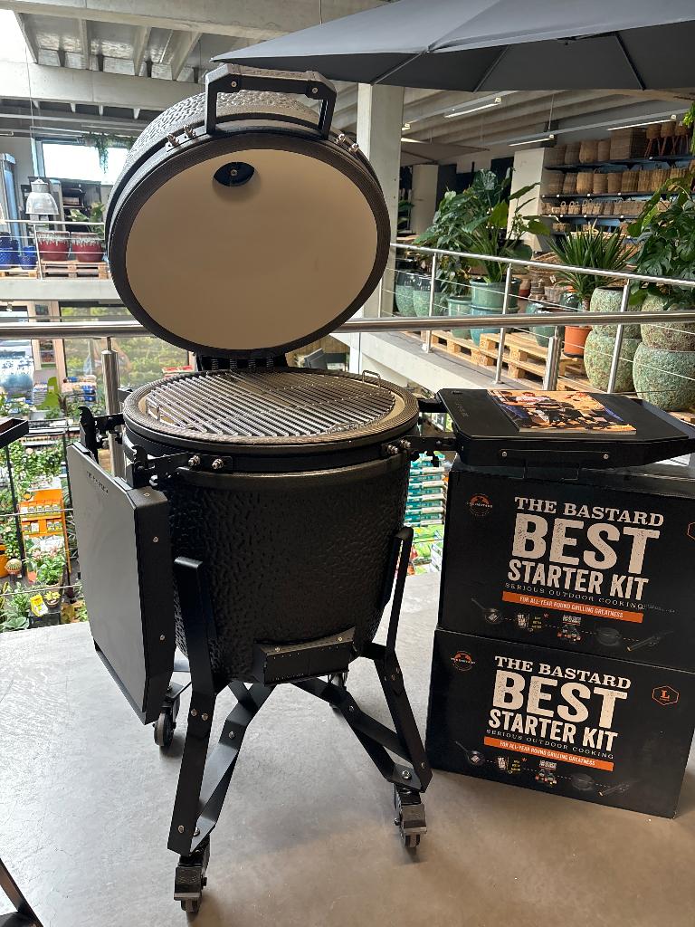 Bastard PRO met gratis accessoires, Tuin en Terras, Houtskoolbarbecues, Ophalen, Nieuw, The Bastard Kamado BBQ