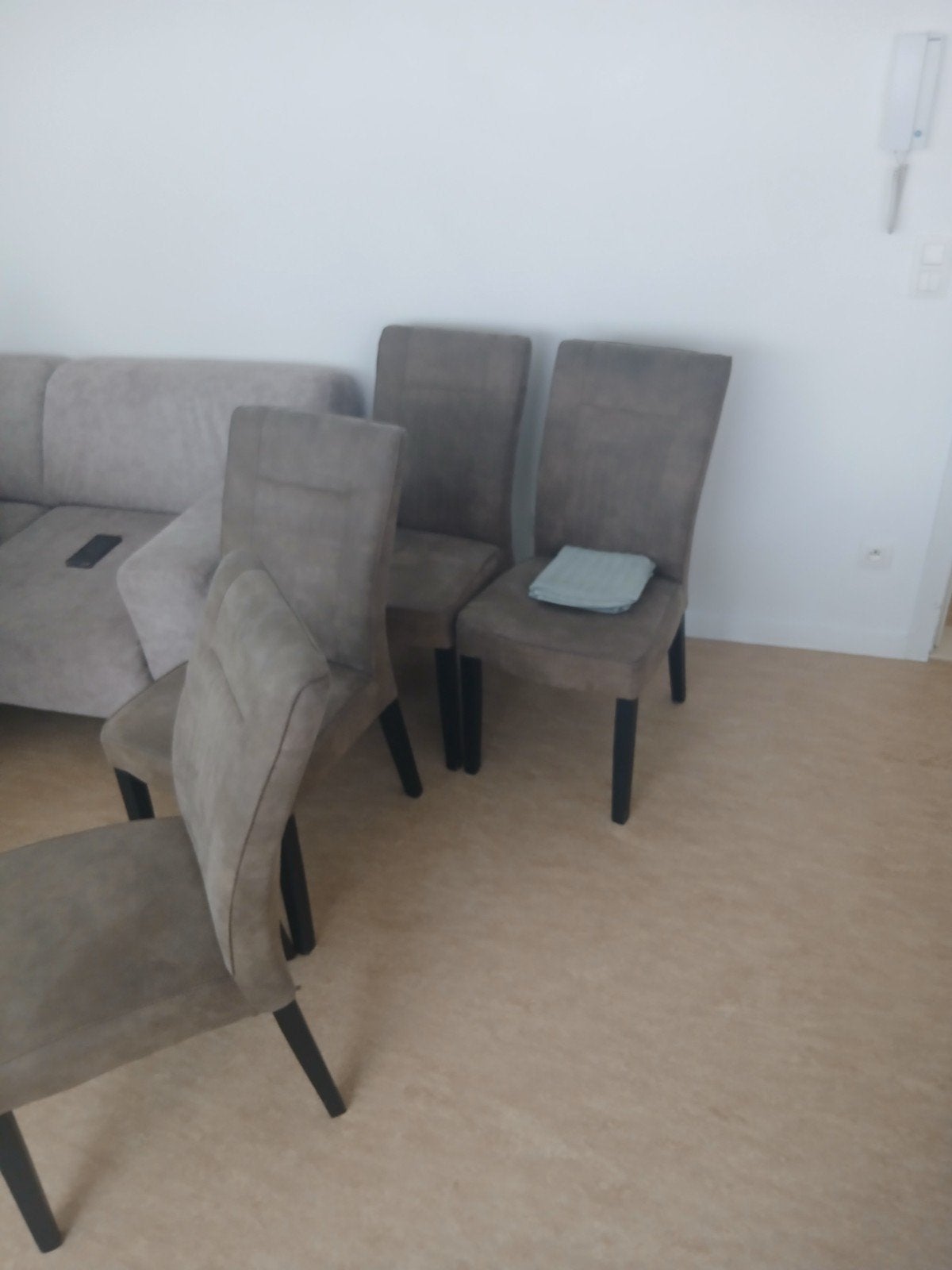 eettafel stoelen 25 per stuk moet dringend weg bieden mag oo, Ophalen