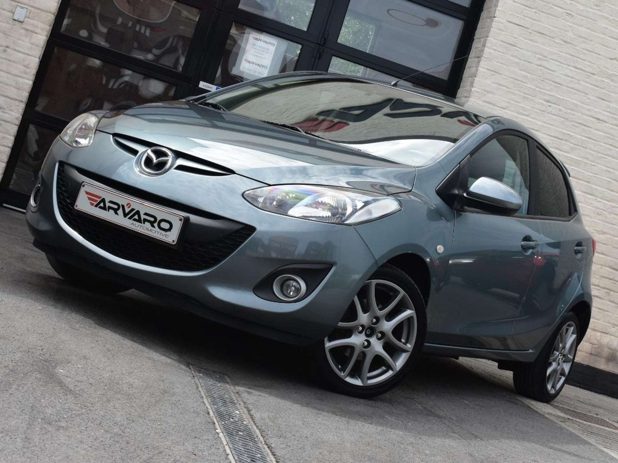 Mazda 2 1.3i Sport Navigator / PDC / Verw Zetels / Airco / T, Auto's, Mazda, Voorwielaandrijving, Euro 5, Stof, Gebruikt