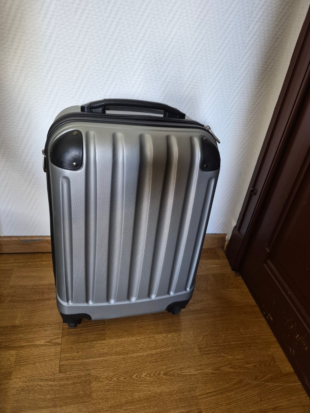 Valise cabine rigide grise – Bon état, Handtassen en Accessoires, Koffers, Wieltjes, Ophalen