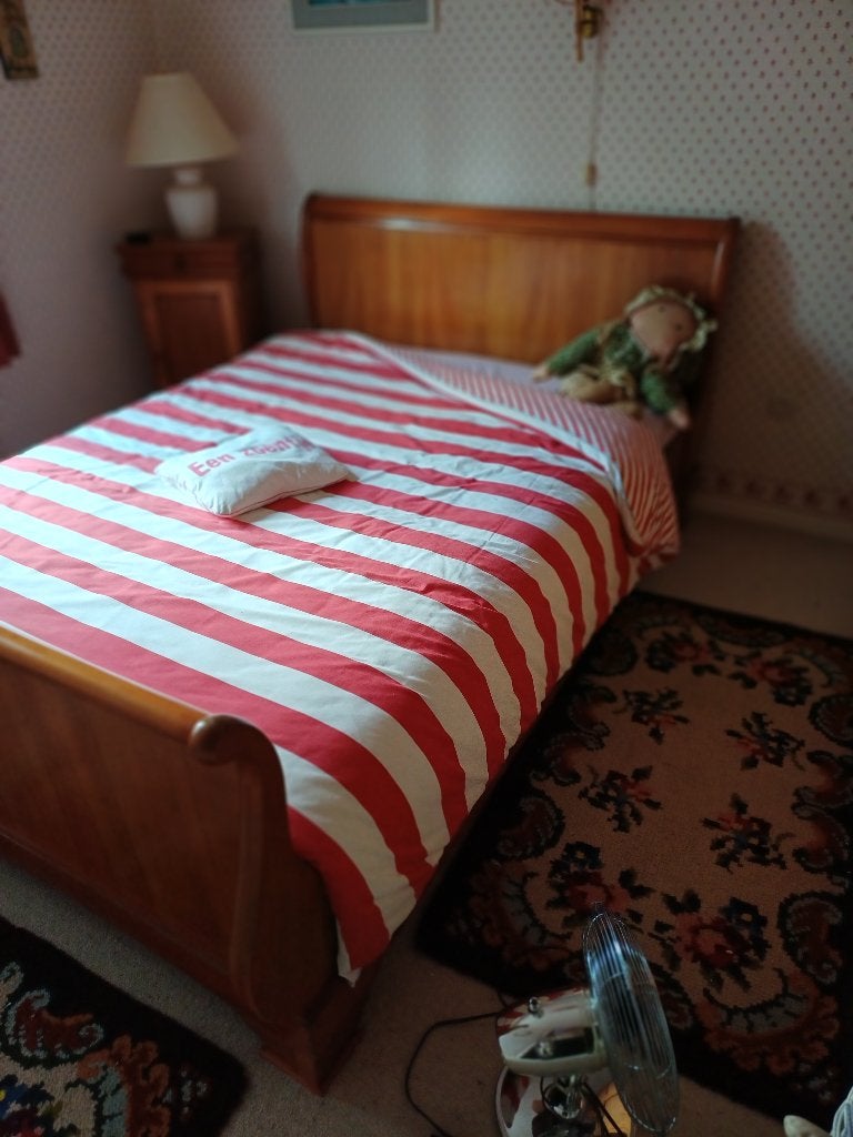 slaapkamer: bed 1,40m, kast en nachtkastje, notelaarhout, Ophalen, Zo goed als nieuw, Twijfelaar, Notelaarhout
