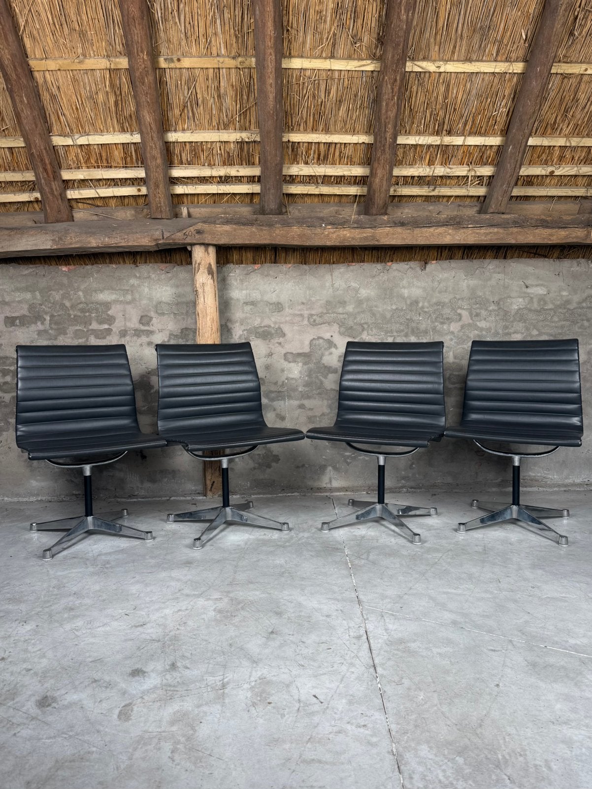10 vintage Vitra Herman Miller Eames EA105 stoelen, Zwart, Ophalen of Verzenden, Zo goed als nieuw, Metaal
