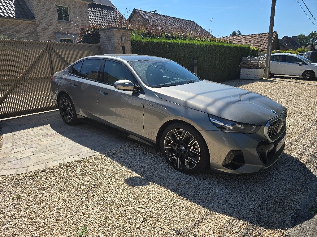BMW i5 eDrive40 M Sport – B&W – Pano –  BTW aftrekbaar, Auto's, Automaat, Dealer onderhouden, Beige, Elektrisch