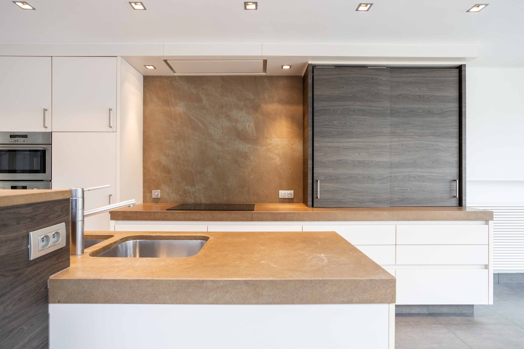 Keuken en kastenwand, Maison & Meubles, Cuisine | Cuisines complètes, Granit ou Pierre, Sans poignée, Comme neuf, Brun