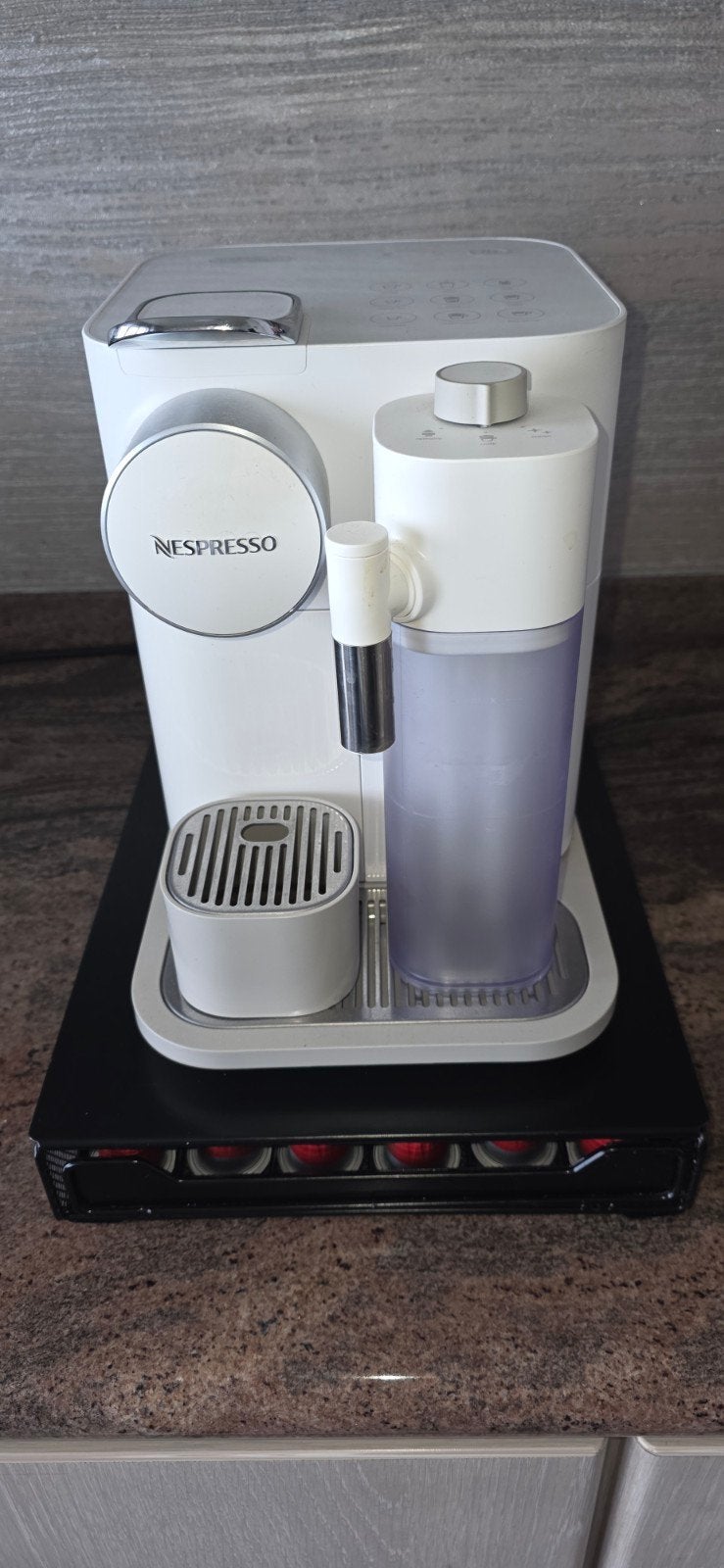 De’Longhi Nespresso Gran Lattissima + extra's 180€, Electroménager, Enlèvement, Cafetière