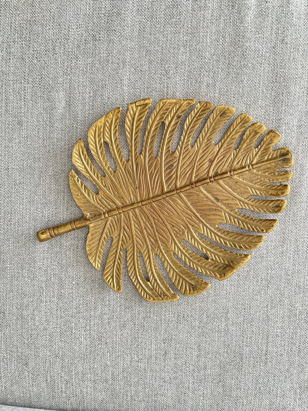 Gouden Monstera blad schaal / decoratieve tray, Ophalen of Verzenden, Zo goed als nieuw, Schaal