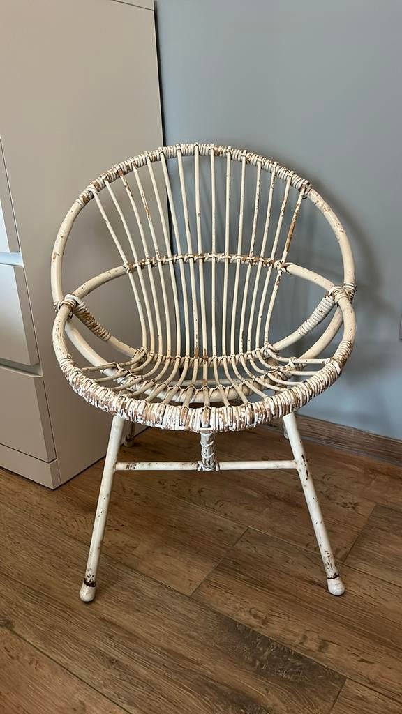 Oude rieten/rotan stoel metalen onderstel, Huis en Inrichting, Stoelen, Ophalen, Gebruikt