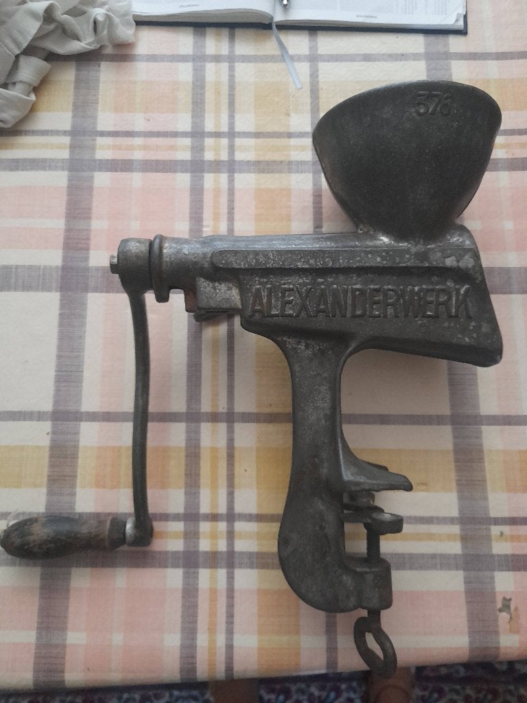 Gietijzeren vleesmolen fruitpers, Ophalen