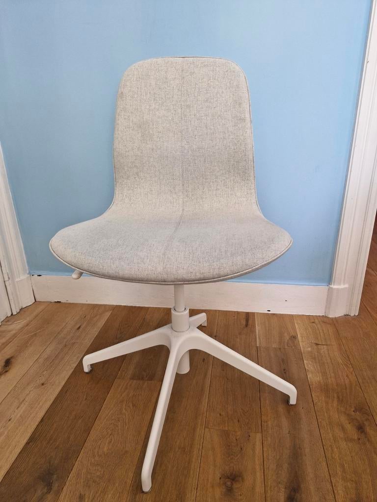 Chaise, bureau et miroir