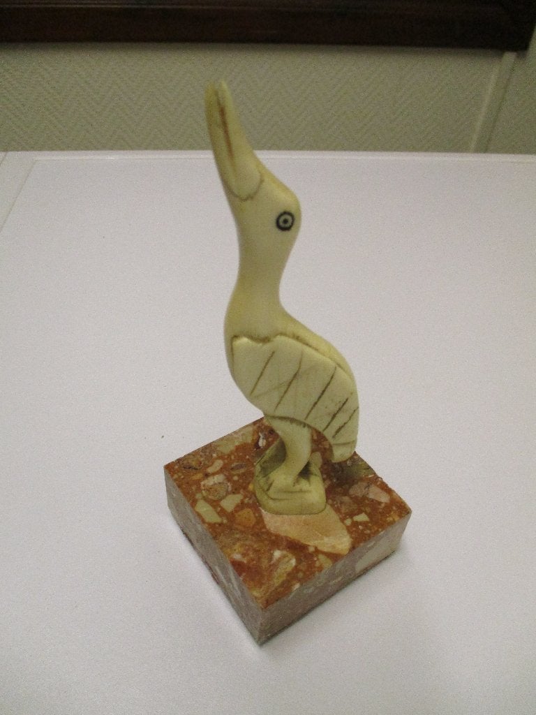 VINTAGE AMBACHTELIJK HANDGESNEDEN KRAANVOGEL IN BEEN, Ophalen of Verzenden