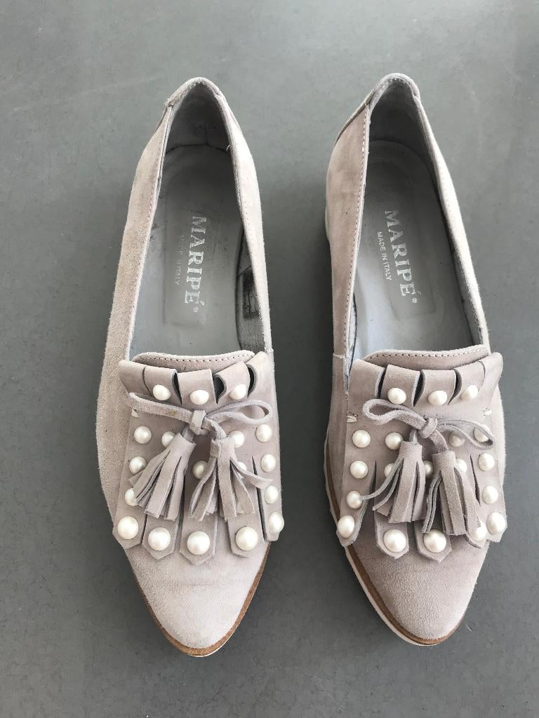 Taupe/bruine suède met parels  Maripé 37,5, Bruin, Instappers, Ophalen of Verzenden, Zo goed als nieuw