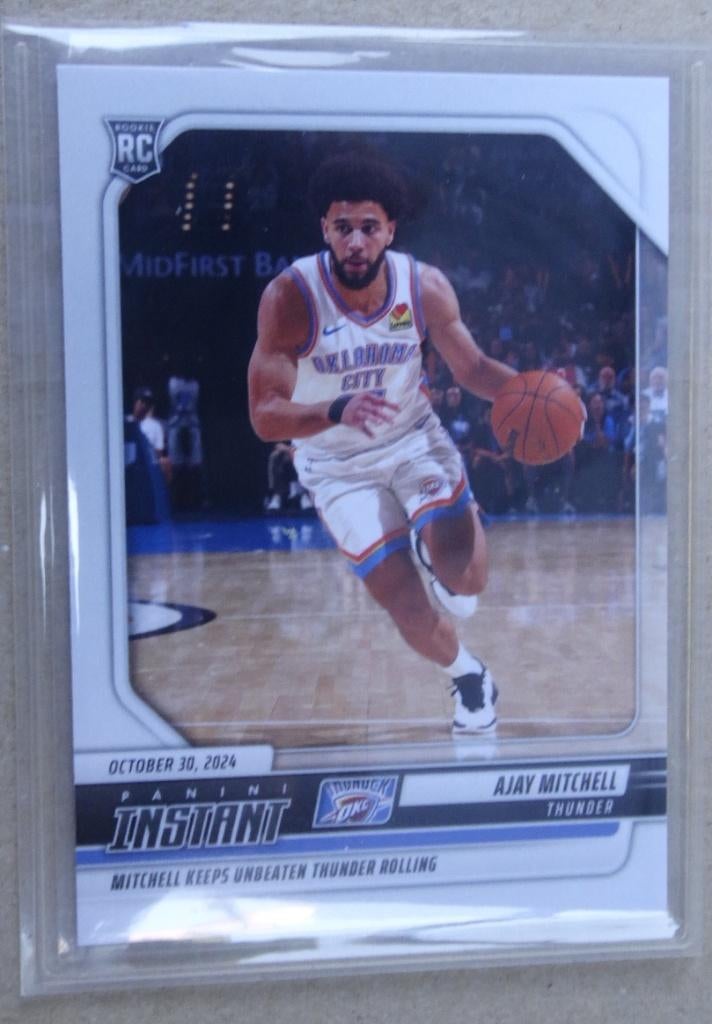 24-25 Panini Instant Ajay Mitchell Rookie #60 (#1/81), Verzenden, Nieuw, Plaatje