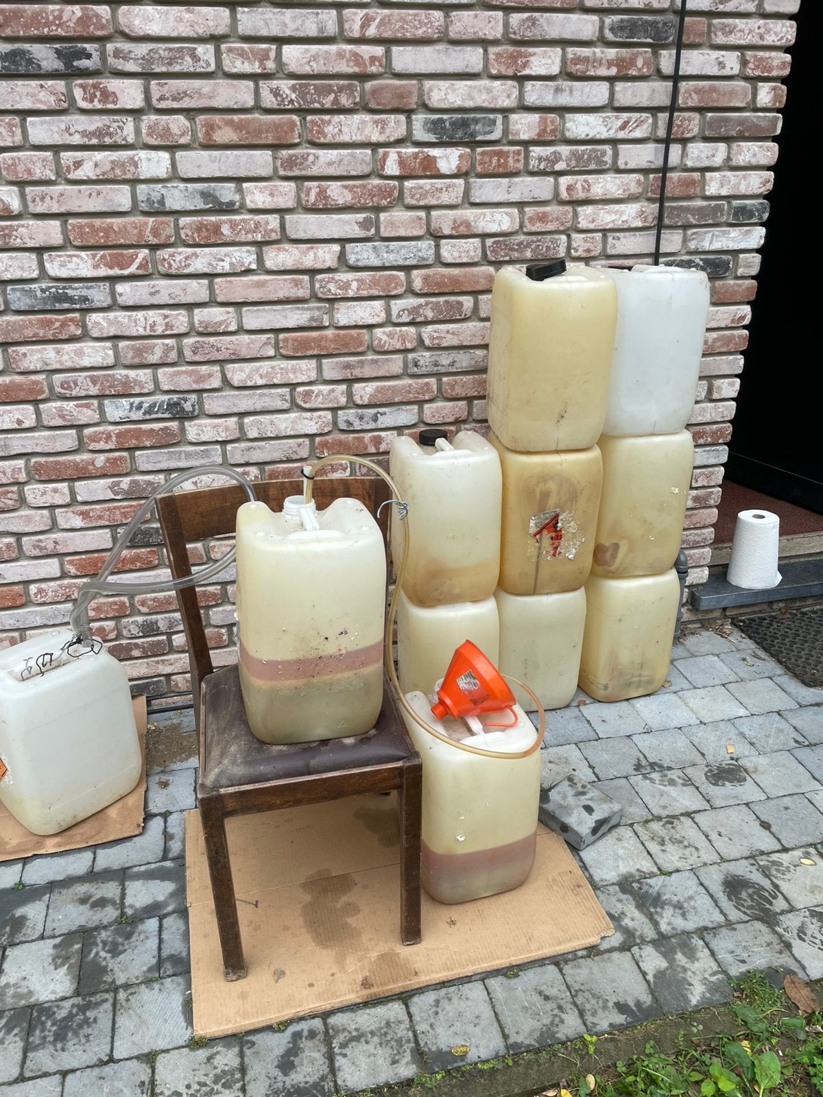 Bidons ,beetje stookolie, Ophalen, Zo goed als nieuw