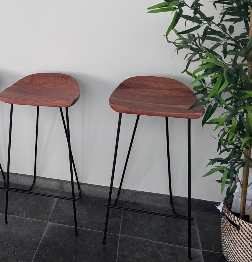 2 barkrukken massief - acaciahout - barstoelen nieuw >250€, Huis en Inrichting, Barkrukken, Ophalen, Met voetsteun, 60 tot 90 cm