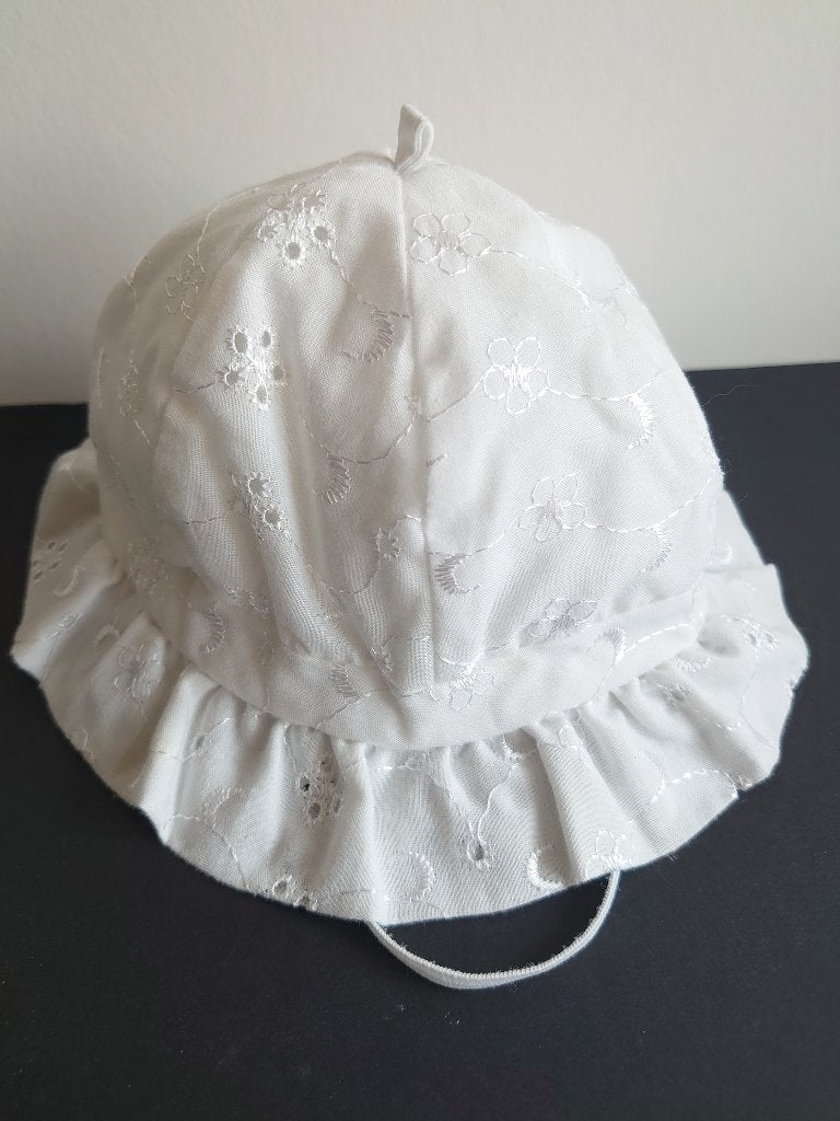 Schattig wit broderie baby zonnehoedje | Mt 47 | nieuwstt, Kinderen en Baby's, Ophalen of Verzenden, Zo goed als nieuw, Maat 86