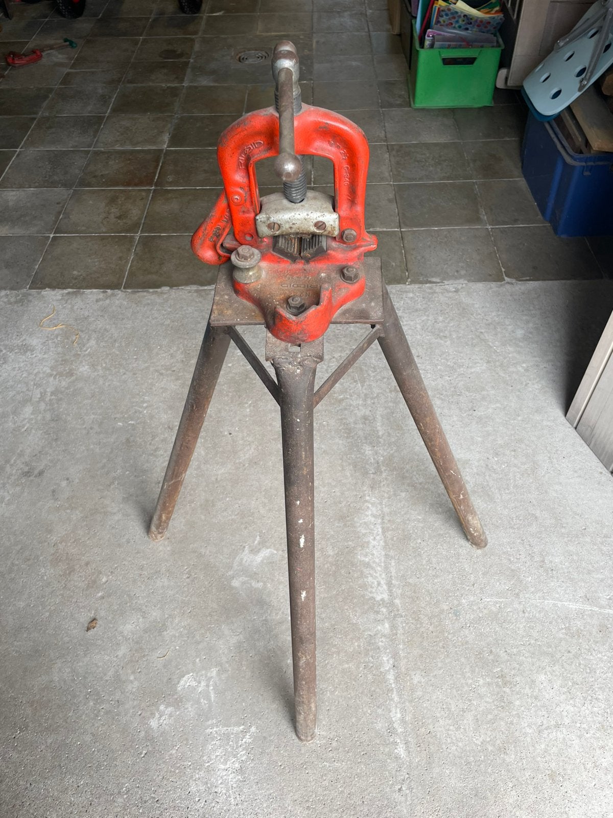 Ridgid buisklem driepikkel metaalbewerking, Ophalen