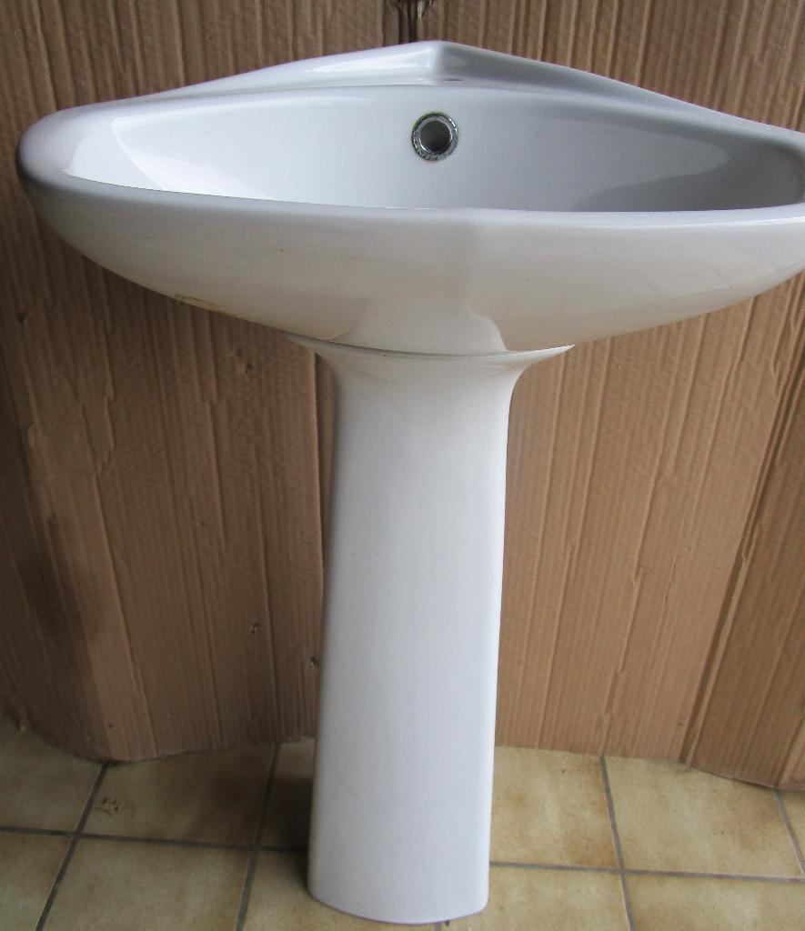 vintage hoekwasbak op kolom, Ophalen, Steen, Wastafel