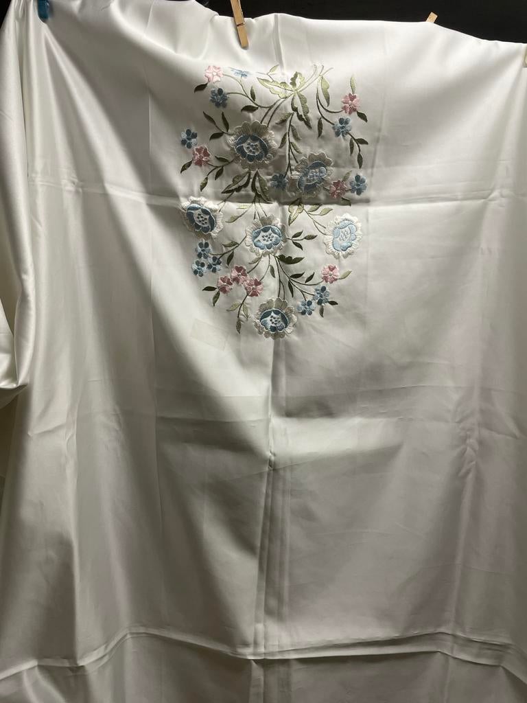 Drap de lit ancien et couvre lit, Enlèvement